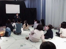 画像：女性が語るおはなしを聞く子どもたちの画像