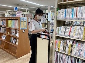 配架している様子の画像