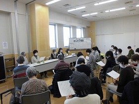 写真2：講師と参加者が音読している様子