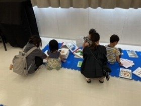 画像：さわる絵本をさわる参加者の様子