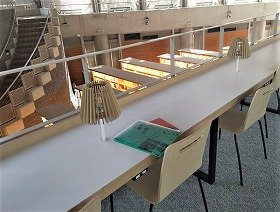 画像：開放感のある中2階の閲覧フロア