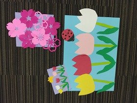 画像：チューリップの花にちょうちょやてんとう虫が集まっている切り紙。
