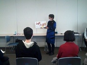 画像：絵本の読み聞かせをする須磨恵子さん