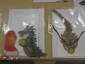 写真2：お手本用の玉を持つ竜の作品