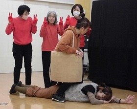 写真3：児童劇「さるかに合戦」うすにのしかかられ、つぶされたサル