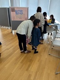 写真1：世界のゲームを楽しむ参加者の様子