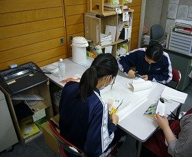 本にカバーをかけているところの画像