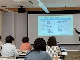 画像：熱中症の講座を行っているところ。