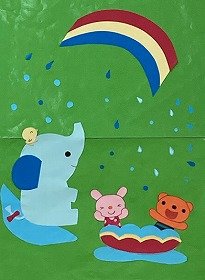 画像：水遊びをするゾウとひよこ、プールで遊ぶうさぎとくま