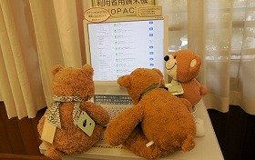 画像：ぬいぐるみたちが、パソコンで本を調べています。