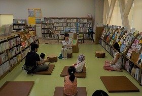 絵本の読み聞かせの様子の画像