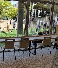 画像：窓際の閲覧席と公園の様子
