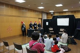 写真1：トーンチャイムで「きらきらぼし」を演奏している写真です。