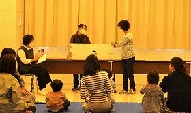 画像：大型絵本の読み聞かせの様子。