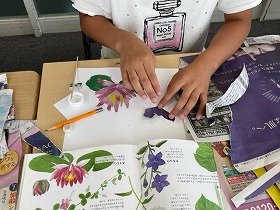 画像：ちぎった新聞から桔梗の花を作成している様子