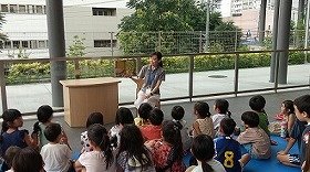 画像：絵本「わがはいはのっぺらぼう」の読み聞かせの様子