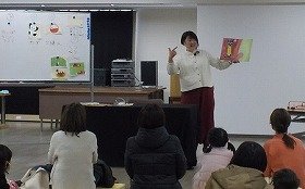 画像：『ねこのピート だいすきなよっつのボタン』の読み聞かせの様子。