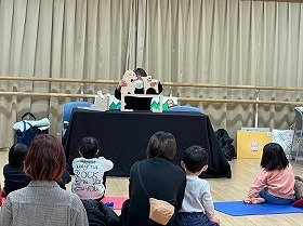 画像：組木の「三びきのやぎのがらがらどん」を子供たちに向けて上演している様子。