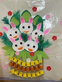 画像：画像：折紙による壁面装飾。門松からうさぎが顔をのぞかせている。