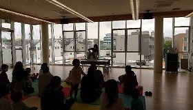 画像：大型絵本「はらぺこあおむし」の読みきかせをする様子