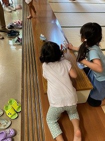 作品を斜面ですべらせて遊んでいるところの画像