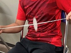 画像：びゅんびゅんごまを回す参加者