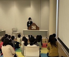 画像：読みきかせの様子。