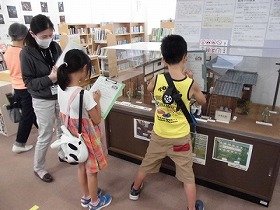 平和祈念資料館で「じゆうけんきゅうのヒント」に取り組む参加者の画像