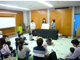 画像：大型絵本の読み聞かせを楽しむ子供たち