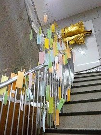 画像：螺旋階段に立てられた笹