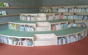 画像：階段型の小型絵本書架