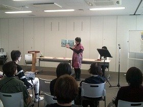 写真1：絵本の読み聞かせをする須磨恵子さん