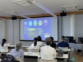 画像：「ドクターてつの「いのちのはなし」」の講座で参加者が画面に向かい真剣に聴いている様子。