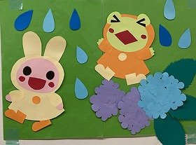 画像：紫陽花の花と、レインコートを着たウサギとカエル