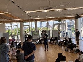 画像：競技の前に留学生がカルタの読み札を読んでいる様子