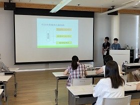 画像：「こんなところに薬剤師」の講座で講師の方が学生に向かって話している様子。