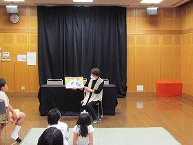 画像：絵本『ふたごだよ』の読み聞かせの様子