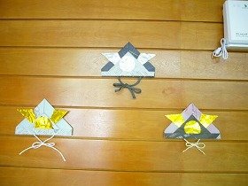 画像：新聞紙や折り紙で作った兜の装飾。