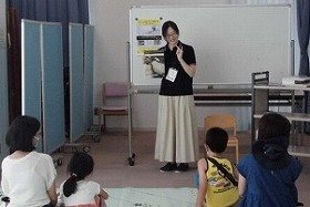 図書館員が本の紹介をしている様子の画像