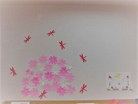 コスモスとトンボの壁面飾りの画像