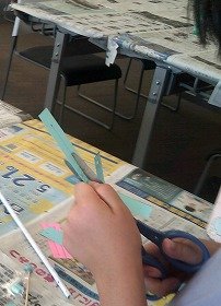 風車の羽を切っているところの画像