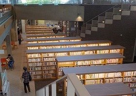画像：江坂図書館リニューアルオープン初日の一般書エリアの様子1