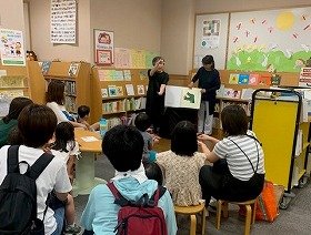 『わにわにのおふろ』の読み聞かせの様子の画像。