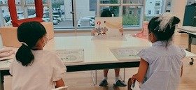 紙芝居を練習する一日図書館員の画像