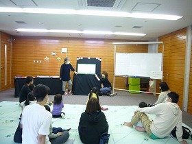 画像：大型絵本『ねずみくんのチョッキ』の読み聞かせを楽しむ子供たち