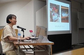 写真2：講演されているはらむらさん。