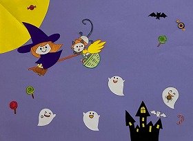 満月の夜にほうきで空を飛ぶ魔女と、キャンディに喜ぶおばけたちの画像