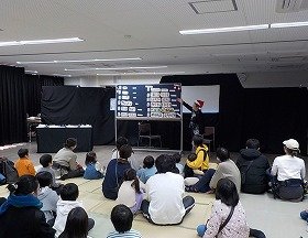 画像：パネルシアター「クリスマスの12にち」の様子