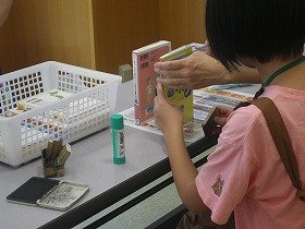 画像：新しく入ってきた本にハンコを押そうとしている画像