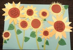 画像：ひまわりがたくさん咲いています。